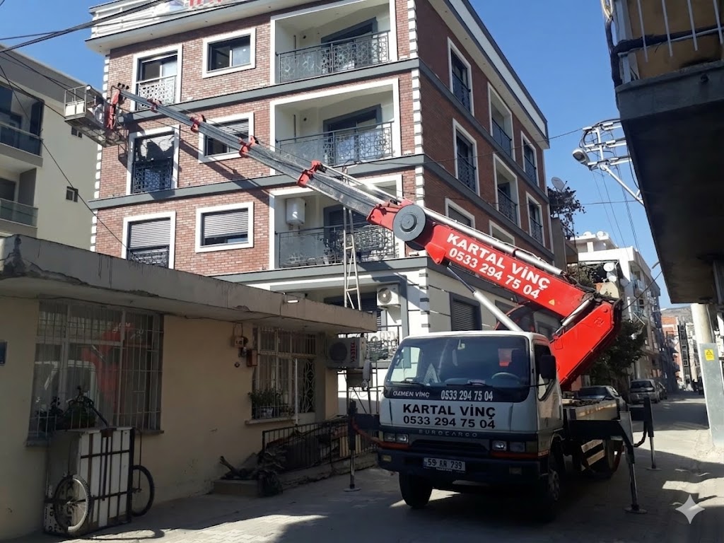 Muradiye bölgesinde Kartal Vinç tarafından sunulan sepetli vinç hizmeti