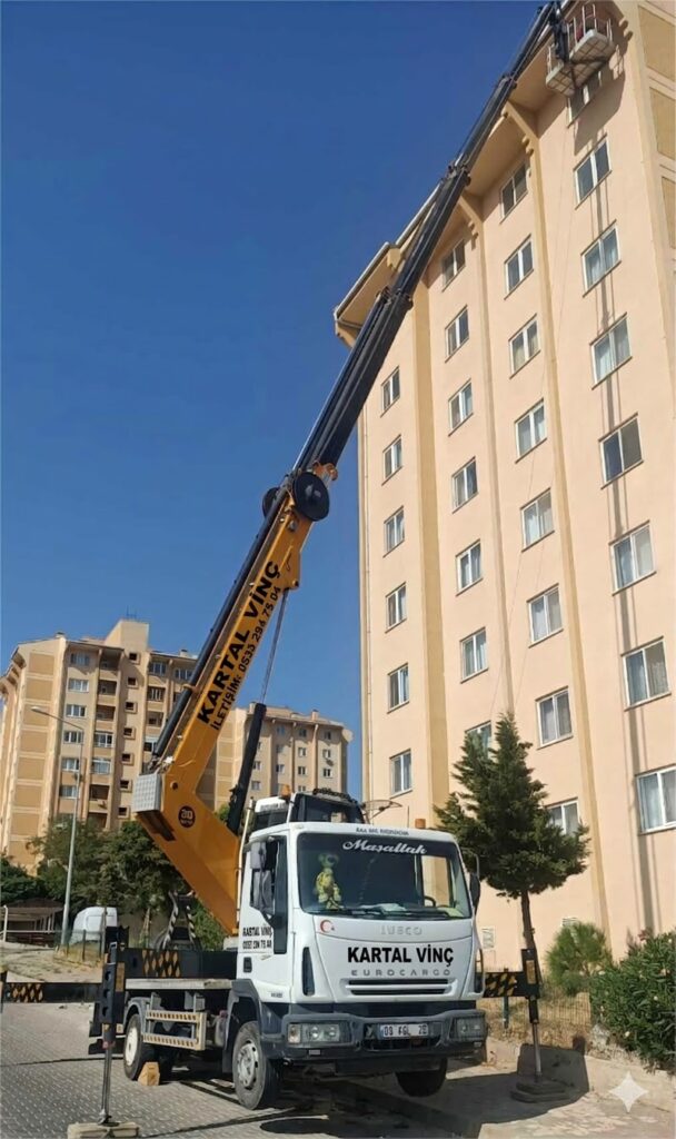 Çiğli sepetli vinç kiralama hizmeti sunan Kartal Vinç yüksek katlı bina çalışması